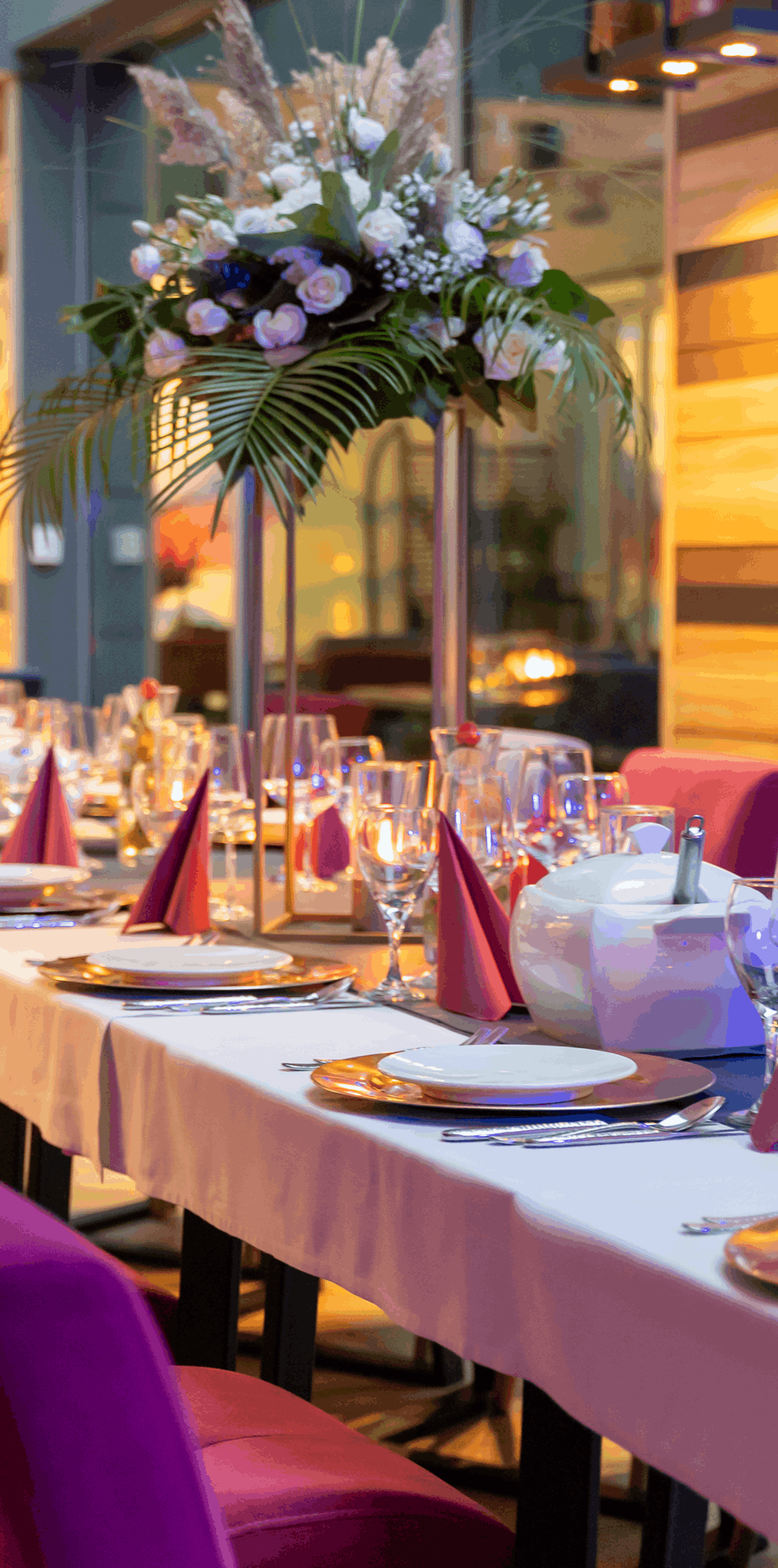 Udekorowane stoły podczas organizacji imprezy okolicznościowej w restauracji Wino i Grono w Zielonej Górze